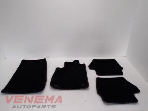 Używane Zestaw dywaników Ford Fiesta 7 1.0 EcoBoost 12V Cena € 39,99 Procedura marży oferowane przez Venema Autoparts