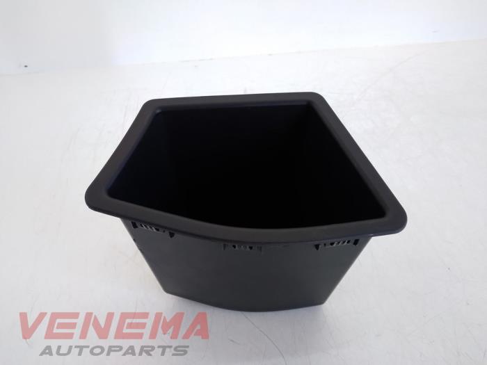 Używane Schowek BMW 1 serie (F20) 116i 1.6 16V Cena € 9,99 Procedura marży oferowane przez Venema Autoparts