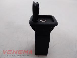Usados Conexión AUX-USB Skoda Superb Combi (3TAC/TAF) 1.6 TDI Precio € 9,99 Norma de margen ofrecido por Venema Autoparts