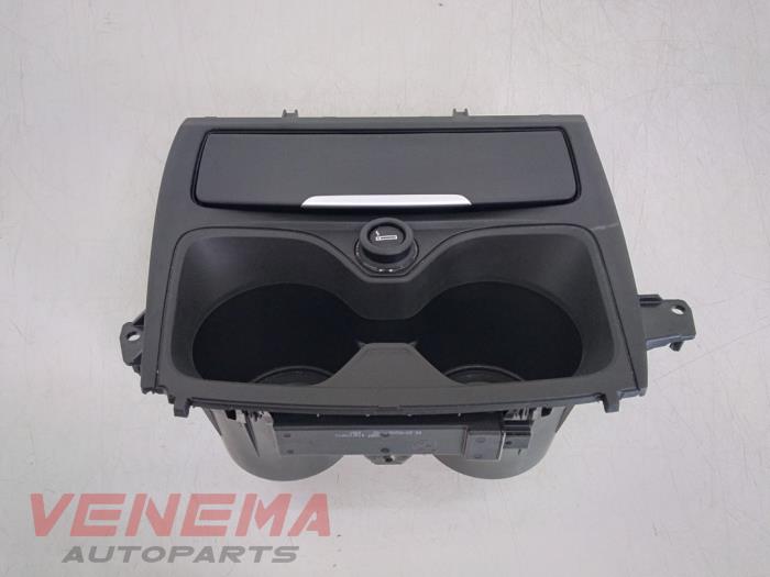 Gebrauchte Getränkehalter BMW 1 serie (F20) 120d TwinPower Turbo 2.0 16V Preis € 14,99 Margenregelung angeboten von Venema Autoparts