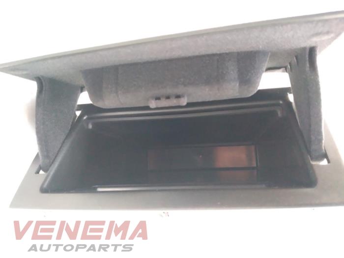 Storage compartment from a BMW 1 serie (F20) 120d TwinPower Turbo 2.0 16V 2017