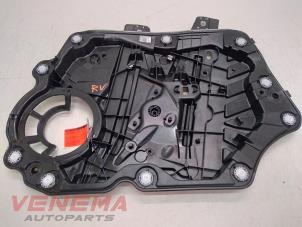 Używane Mechanizm szyby prawej przedniej wersja 4-drzwiowa Ford Fiesta 7 1.0 EcoBoost 12V Cena € 39,99 Procedura marży oferowane przez Venema Autoparts