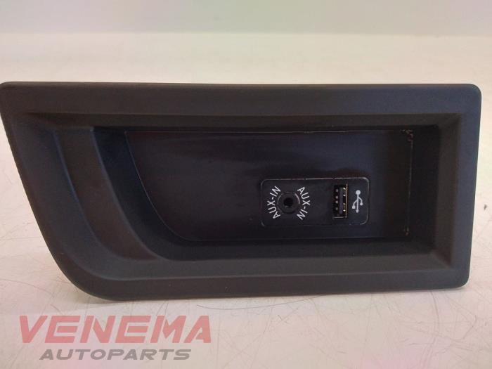 Używane Zlacze AUX/USB BMW 4 serie Gran Coupe (F36) 430d 3.0 24V Cena € 14,99 Procedura marży oferowane przez Venema Autoparts