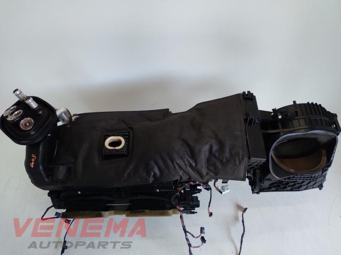 Heater housing from a BMW 4 serie Gran Coupe (F36) 430d 3.0 24V 2016