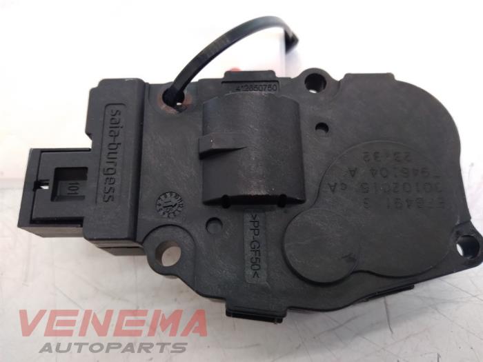 Heater valve motor from a BMW 4 serie Gran Coupe (F36) 430d 3.0 24V 2016