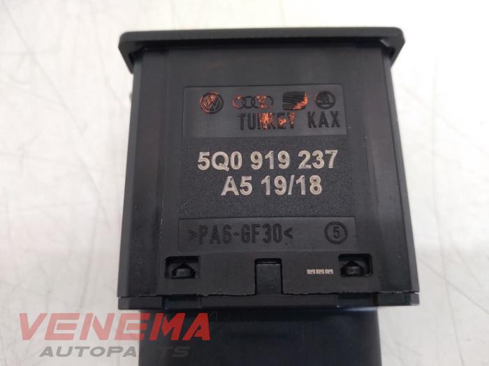 Airbag switch from a Volkswagen Polo VI (AW1) 1.0 TSI 12V 2018