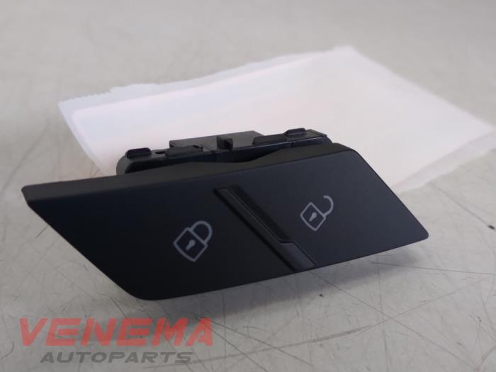 Central locking switch from a Volkswagen Polo VI (AW1) 1.0 TSI 12V 2018