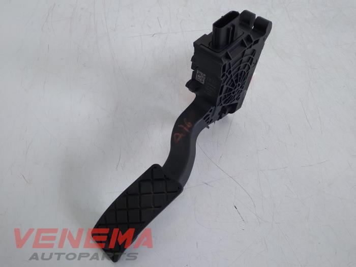 Accelerator pedal from a Volkswagen Polo VI (AW1) 1.0 TSI 12V 2018