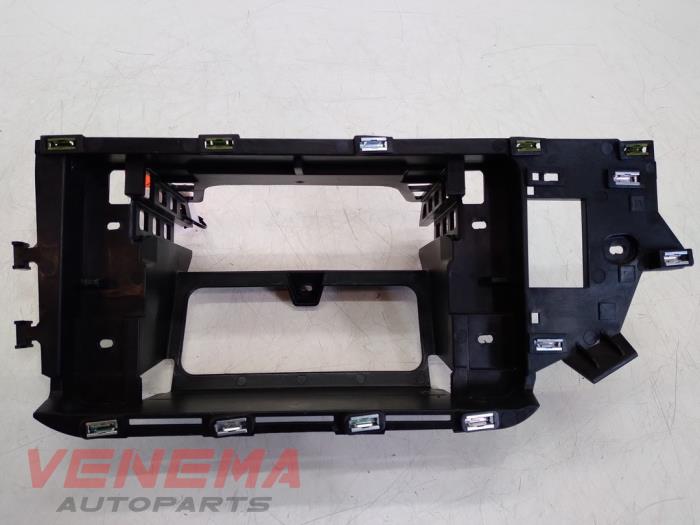 Używane Kieszen do radia Volkswagen Polo VI (AW1) 1.0 TSI 12V Cena € 14,99 Procedura marży oferowane przez Venema Autoparts