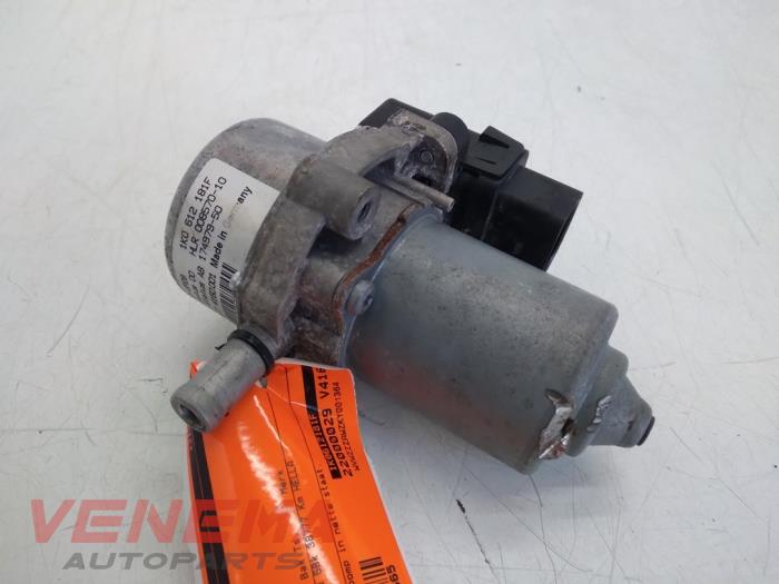 Secondary pump from a Volkswagen Polo VI (AW1) 1.0 TSI 12V 2018
