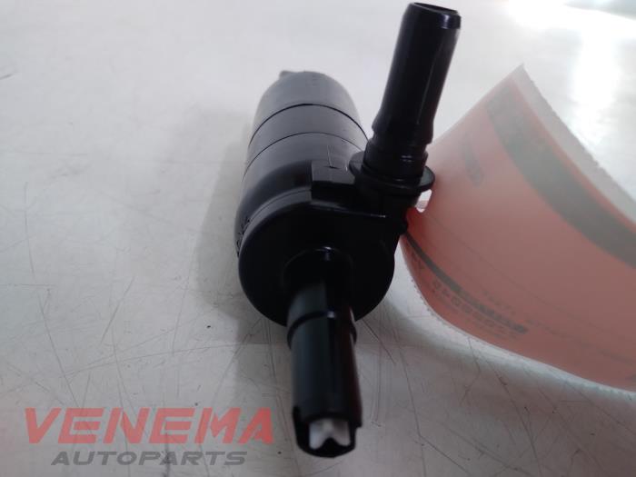 Headlight washer pump from a BMW 4 serie Gran Coupe (F36) 420i 2.0 Turbo 16V 2015