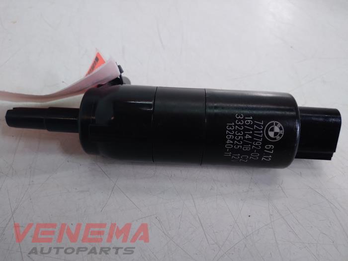 Headlight washer pump from a BMW 4 serie Gran Coupe (F36) 420i 2.0 Turbo 16V 2015