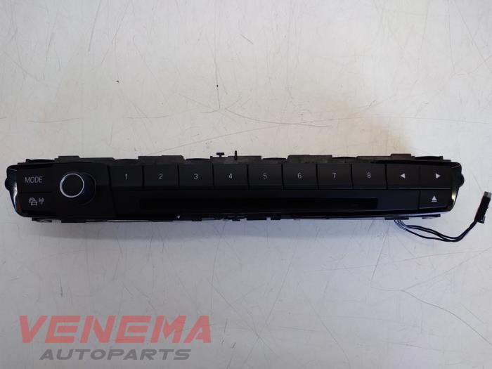 Używane Panel obslugi radia BMW 1 serie (F20) 120i 1.6 16V Cena € 39,99 Procedura marży oferowane przez Venema Autoparts