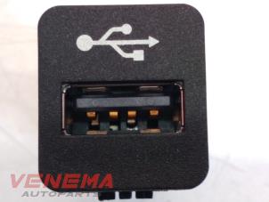 Gebrauchte USB-Stecker BMW 1 serie (F20) 118i 1.6 16V Preis € 19,99 Margenregelung angeboten von Venema Autoparts