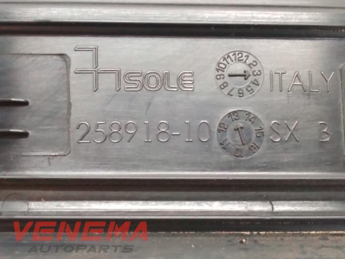Placa del desgaste del travesaño de la puerta izquierda de un BMW 1 serie (F20) 118i 1.6 16V 2013