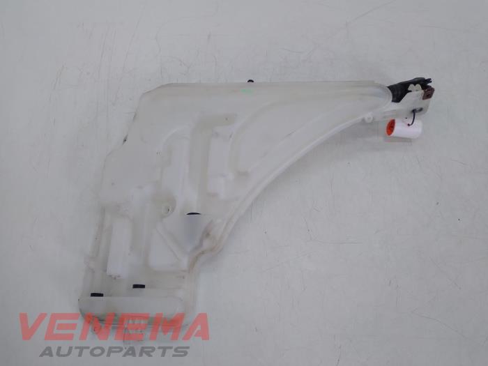 Front windscreen washer reservoir from a BMW 1 serie (F20) 118i 1.6 16V 2013