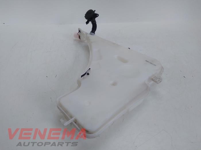 Front windscreen washer reservoir from a BMW 1 serie (F20) 118i 1.6 16V 2013