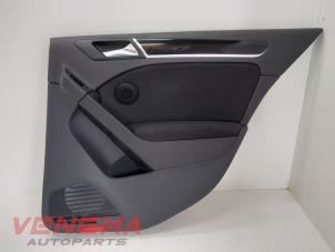 Używane Tapicerka drzwi prawych tylnych wersja 4-drzwiowa Volkswagen Golf VI (5K1) 2.0 GTI 16V Cena € 29,99 Procedura marży oferowane przez Venema Autoparts