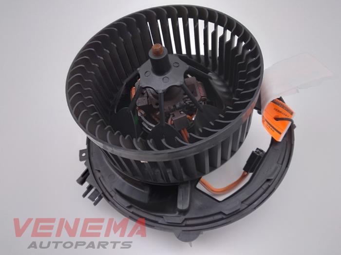 Heating and ventilation fan motor from a Seat Leon SC (5FC) 2.0 TDI FR 16V 2015