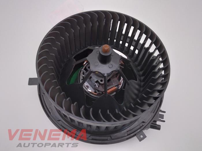 Heating and ventilation fan motor from a Seat Leon SC (5FC) 2.0 TDI FR 16V 2015