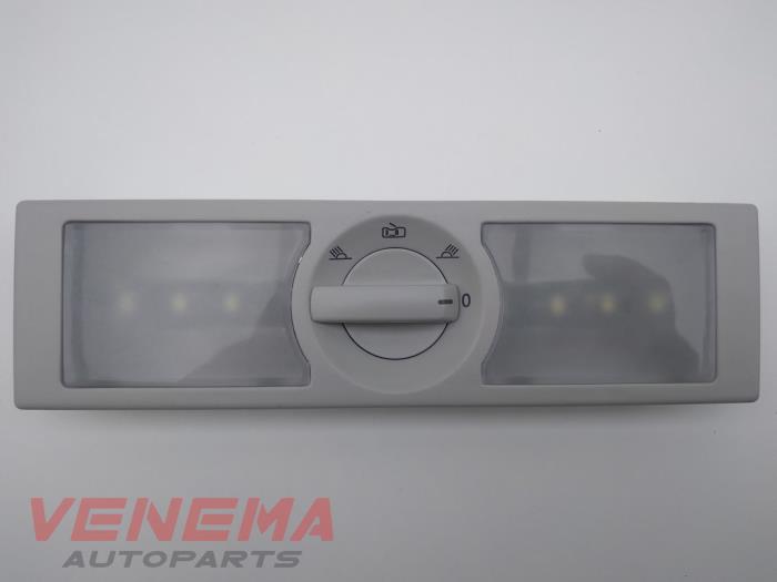 Iluminación interior detrás de un Seat Leon SC (5FC) 2.0 TDI FR 16V 2015