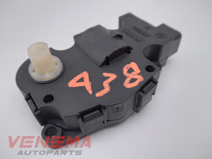 Heater valve motor from a Audi A5 Sportback (8TA) 2.0 TFSI 16V 2011