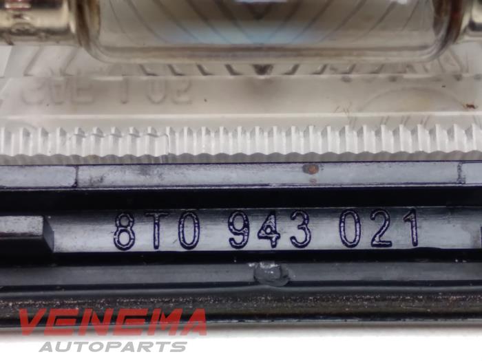 Registration plate light from a Audi A5 Sportback (8TA) 2.0 TFSI 16V 2011