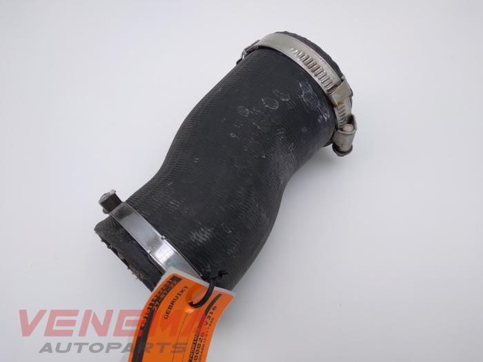 Begagnade Luftintagsslang Mercedes C (R205) 4.0 C-63 AMG V8 Biturbo Pris € 39,99 Marginaltabell erbjuds av Venema Autoparts
