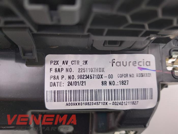 Rejilla de aire de salpicadero de un Peugeot 208 II (UB/UH/UP) 1.2 Vti 12V PureTech 75 2020