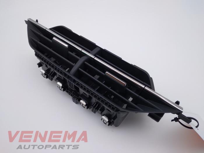 Dashboard vent from a Peugeot 208 II (UB/UH/UP) 1.2 Vti 12V PureTech 75 2020