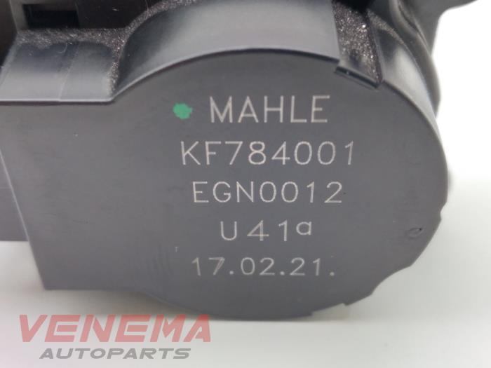 Heater valve motor from a Peugeot 208 II (UB/UH/UP) 1.2 Vti 12V PureTech 130 2020