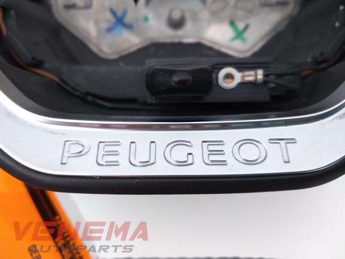 Volant d'un Peugeot 5008 II (M4/MC/MJ/MR) 1.2 12V e-THP PureTech 130 2021