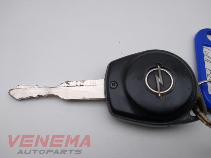 Cerradura de contacto y llave de un Vauxhall Agila Mk.II (B) 1.0 12V Twinport 2013