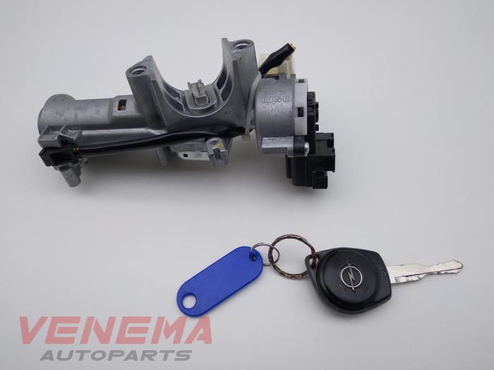 Ignition lock + key from a Vauxhall Agila Mk.II (B) 1.0 12V Twinport 2013