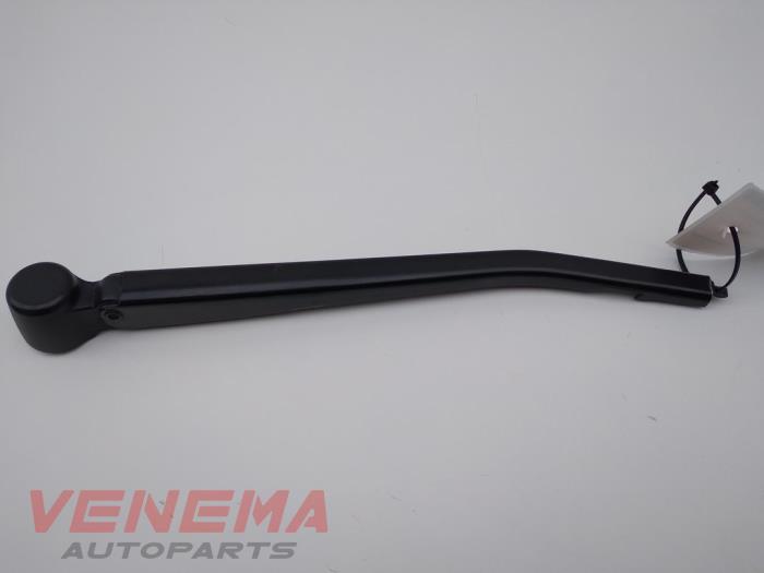 Rear wiper blade arm