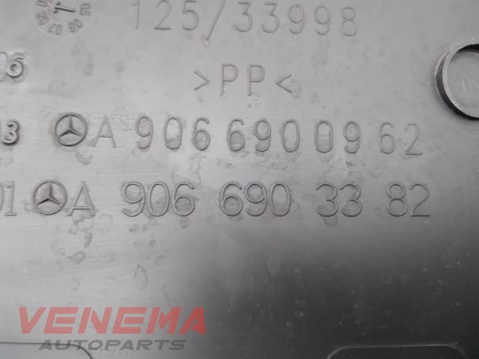 Abdeckplatte sonstige van een Mercedes-Benz Sprinter 3,5t (906.73) 316 CDI 16V 2011