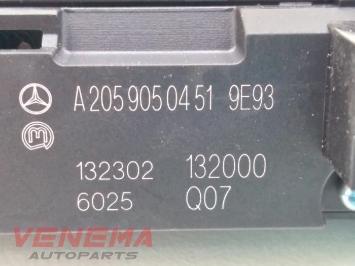 PDC Schalter van een Mercedes-Benz C (W205) C-200 2.0 CGI 16V 2017