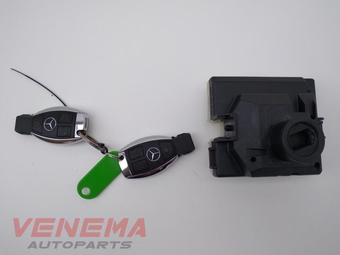 Ignition lock + key from a Mercedes-Benz C (W205) C-200 2.0 CGI 16V 2017