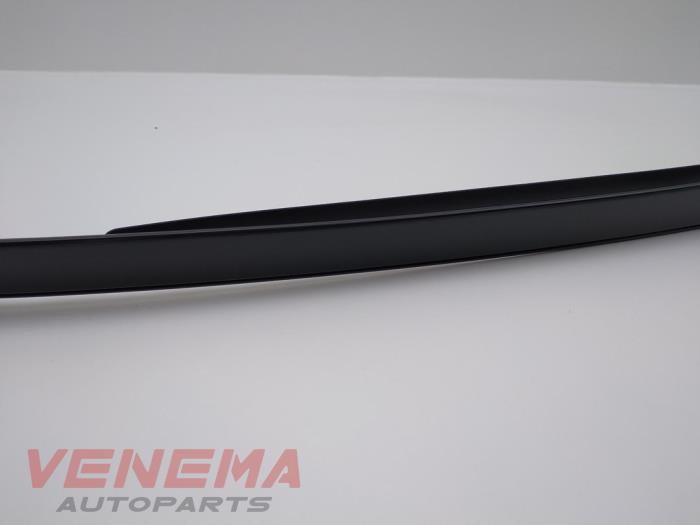 Roof strip, right from a Mercedes-Benz C (W205) C-200 2.0 CGI 16V 2017