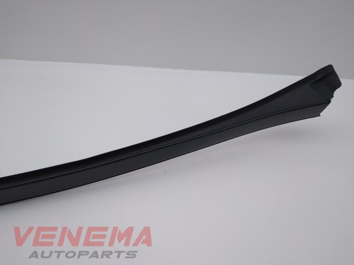 Roof strip, right from a Mercedes-Benz C (W205) C-200 2.0 CGI 16V 2017