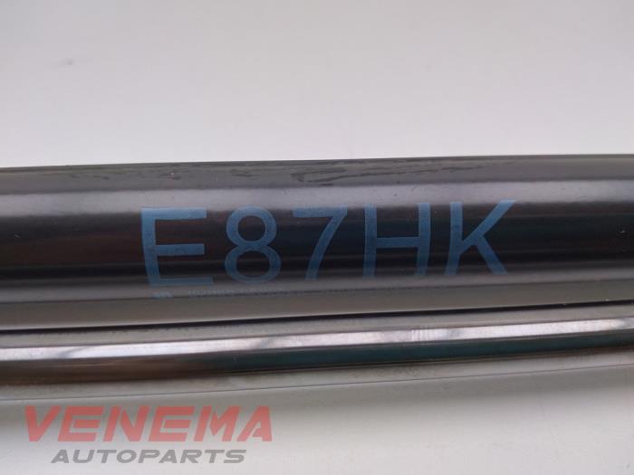 Kit amortisseur gaz hayon d'un BMW 1 serie (E81) 116i 2.0 16V 2011