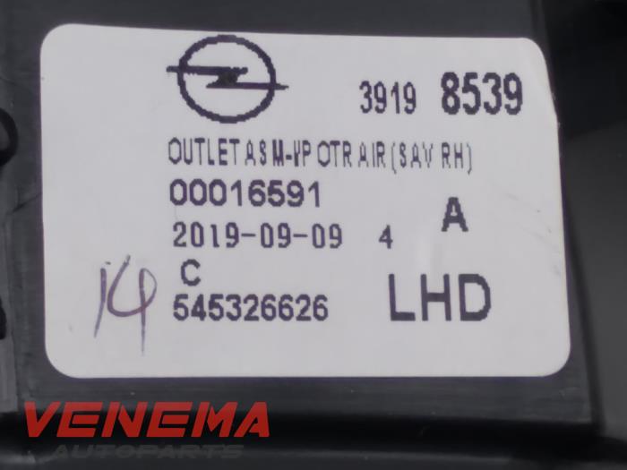 Rejilla de aire de salpicadero de un Opel Corsa F (UB/UH/UP) 1.2 12V 100 2021