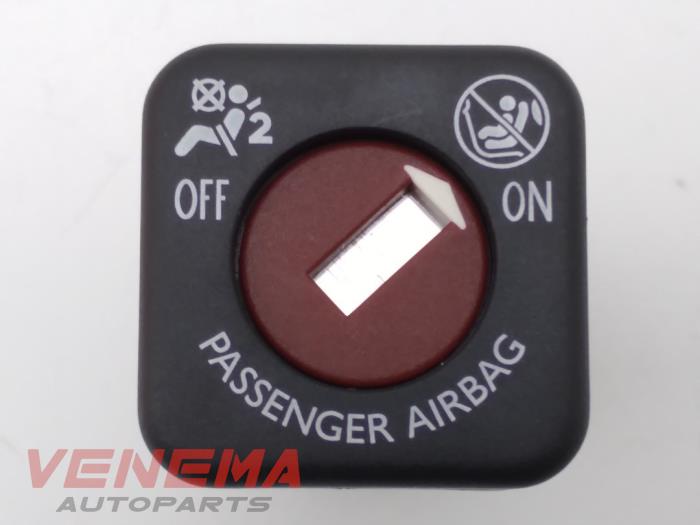 Airbag Schalter van een Opel Corsa F (UB/UH/UP) 1.2 12V 100 2021