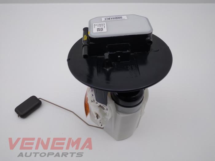 Electric fuel pump from a Opel Corsa F (UB/UP) 1.2 12V 100 2021