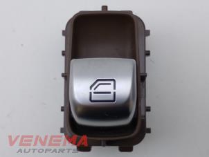Używane Przelacznik elektrycznej szyby Mercedes E Estate (S213) E-200d 2.0 Turbo 16V Cena € 24,99 Procedura marży oferowane przez Venema Autoparts