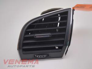 Używane Kratka wentylacyjna deski rozdzielczej Skoda Fabia III (NJ3) 1.0 12V Cena € 19,99 Procedura marży oferowane przez Venema Autoparts