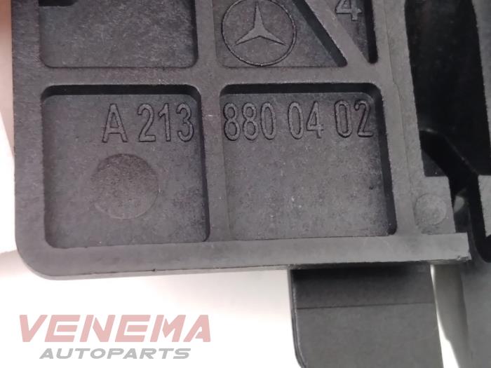 Palanca de capó de un Mercedes-Benz E Estate (S213) E-200d 2.0 Turbo 16V 2019