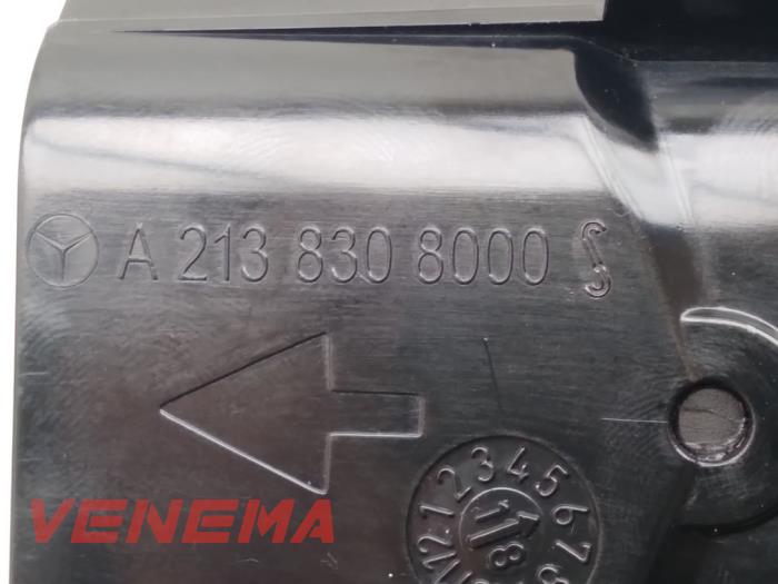 Rejilla de aire de salpicadero de un Mercedes-Benz E Estate (S213) E-200d 2.0 Turbo 16V 2019