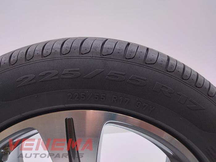 Wheel + tyre from a Mercedes-Benz E Estate (S213) E-200d 2.0 Turbo 16V 2019