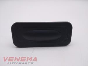 Used Tailgate handle Renault Captur (2R) 0.9 Energy TCE 12V Price € 14,99 Margin scheme offered by Venema Autoparts